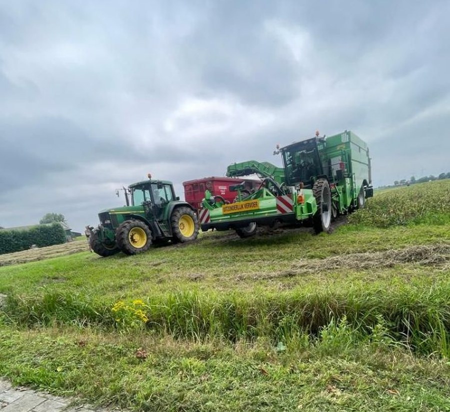 Aardappelrooimachine met tractor tijdens de oogst