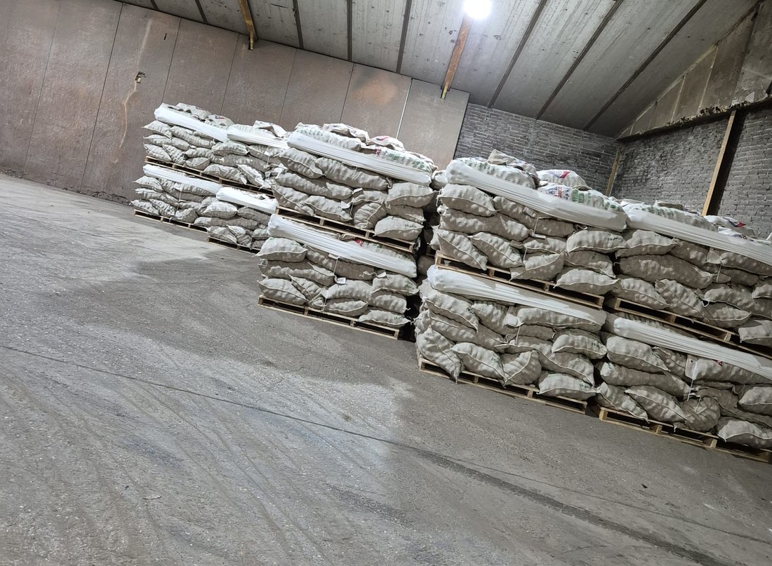 Verpakt pootgoed op pallets, klaar voor aflevering in de loods
